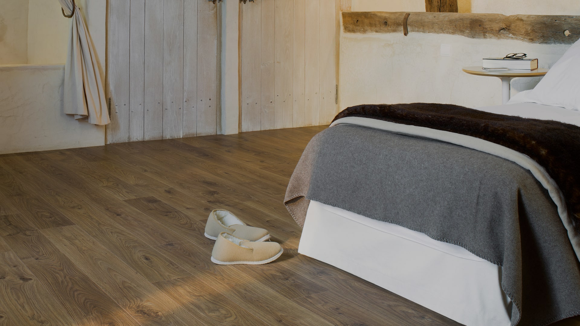 Crea un ambiente acogedor con parquets resistentes, duraderos y fácil de mantener.