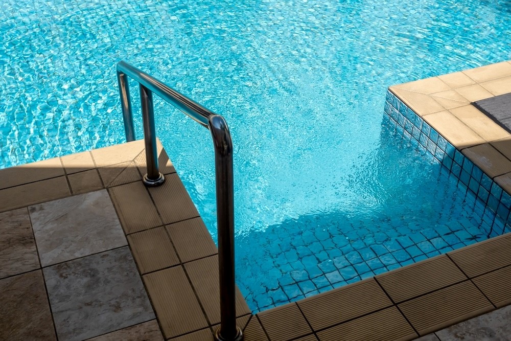 ¿Qué suelo puedes poner alrededor de la piscina?