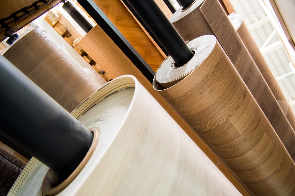 ¿Cómo poner suelo vinilico en la pared?